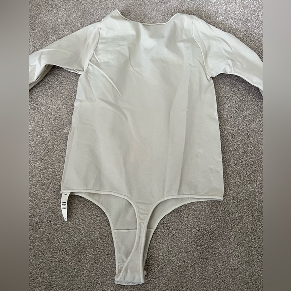 SKIMS ESSENTIAL BODYSUIT IN ‘BONE’ 🦴🤍 - Picture 9 of 9